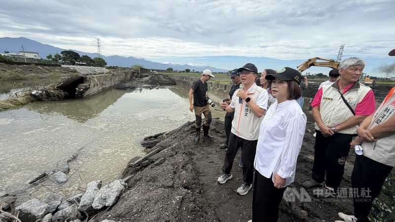 連日豪雨造成屏東萬丹鄉麟洛排水右岸堤防潰堤，縣長周春米（前）28日視察搶災工程；短期復建工程，預計在明年5月汛期來臨前完工。中央社記者李卉婷攝　115年6月28日