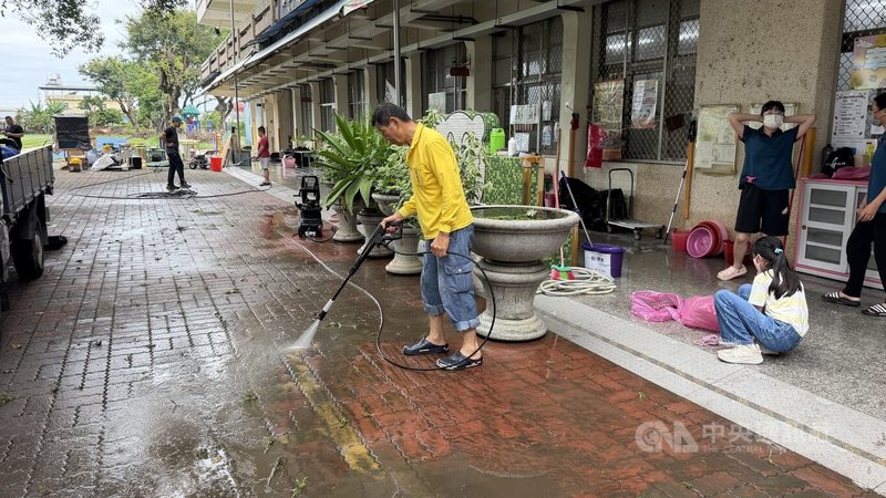 屏東縣萬丹鄉興化國小受到麟洛排水右岸堤防潰堤影響，水漫入校園導致淹水，學校積水28日已退去，校方趕緊清理環境。中央社記者李卉婷攝　115年6月28日
