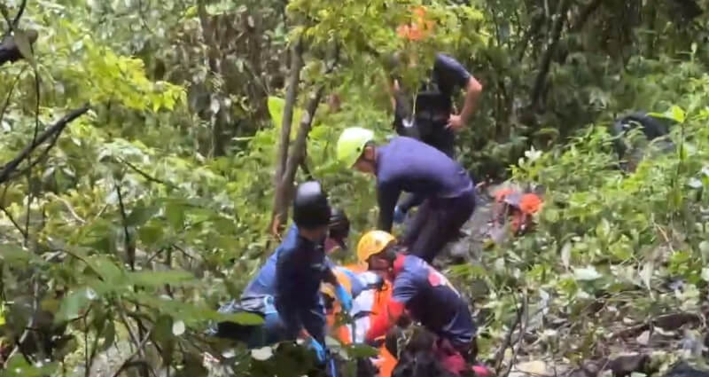 台中市和平區蝴蝶谷瀑布步道1.4公里處27日有登山客遭落石砸傷，搜救人員透過繩索將無生命跡象的4人拉回路面，將以人力方式運出，後續運送下山。（民眾提供）中央社記者趙麗妍傳真　115年6月27日