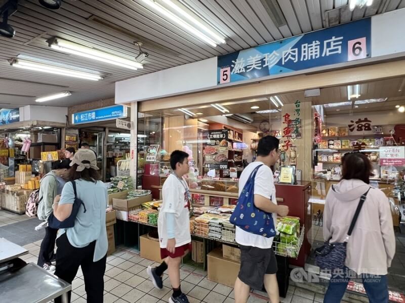 李登輝出任總統時期，「第一夫人」曾文惠逢年過節還是要回松江市場購買其熟悉的「滋美珍」肉鬆，也順道與老鄰居寒暄。1975年開幕的「滋美珍」曾在「2023臺北傳統市場節」天下第一攤，從市長蔣萬安手中獲頒頂級肉乾金牌獎。（中央社）