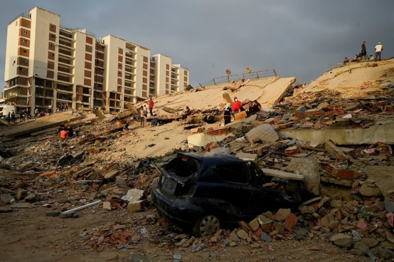 委內瑞拉強烈地震過後，27日死亡人數攀升至1430人。（路透社）
