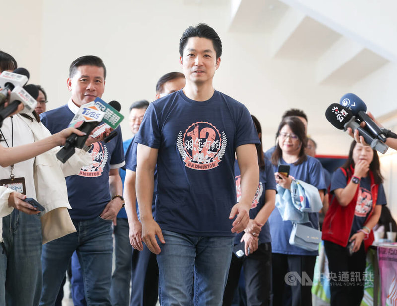 台北市長蔣萬安（前中）28日出席羽球公益賽開幕典禮前受訪，回應AI防洪預警通報APP、內湖淹水的慰問金、補助金發放等議題。中央社記者謝佳璋攝 115年6月28日