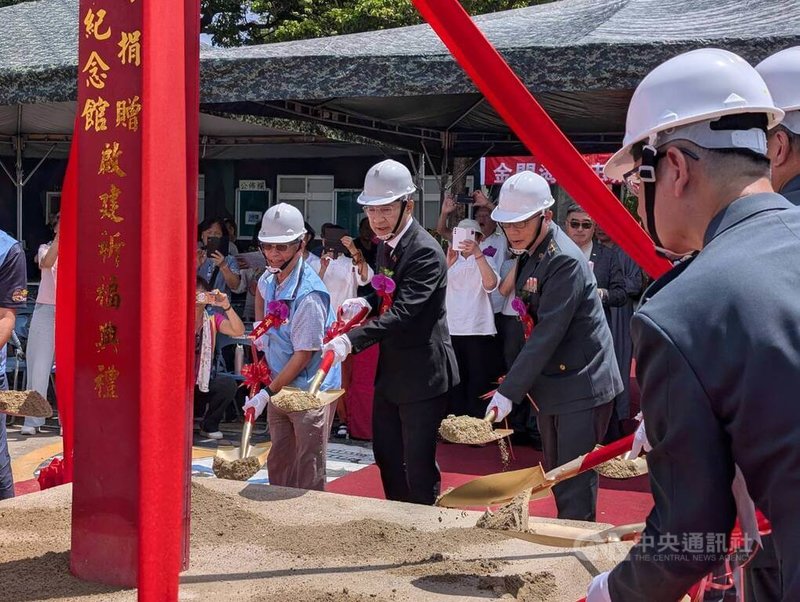 「金門海龍忠烈地藏紀念館」29日舉行啟建祈福典禮，立法院副院長江啟臣（中）、金門縣副縣長陳龍安（左）、國防部常務次長陳文星（右）等人出席典禮，共同執鏟祈福。中央社記者吳玟嶸攝　115年6月29日
