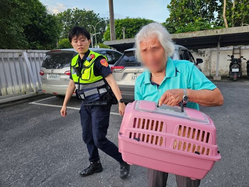 花蓮萬里溪堰塞湖警戒，鳳林鎮公所協助部分保全戶安置，其中莊阿嬤飼養的愛貓「阿力」受驚嚇掙脫走失；沒想到派出所訓練生曾心琳愛心救援帶回派出所的貓，就是阿力。（鳳林警分局提供）中央社記者李先鳳傳真　115年6月29日