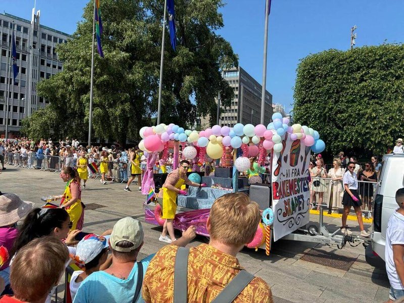 奧斯陸驕傲大遊行吸引各式特色團體共襄盛舉，現場有充滿繽紛氣球裝飾的烘焙主題花車同行，氣氛歡樂。（Queer Taiwanese & Friends提供）中央社記者巫祈麟赫爾辛基傳真　115年6月29日