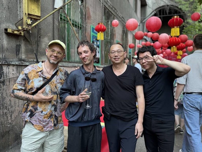 藝術家姚瑞中及崔廣宇受邀出席羅茲國際攝影節辦理講座，分享創作理念。左起為羅茲國際攝影節製作人Tomasz Roszczybiuk、策展人Franek Ammer、姚瑞中及崔廣宇。（駐捷克代表處文化組提供）中央社記者鄭淨伃華沙傳真　115年6月29日