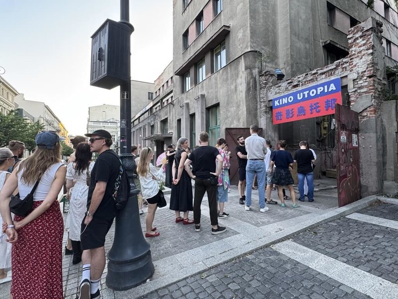 羅茲攝影節在當地YMCA歷史游泳池空間展出台灣專題「Kino Utopia 奇影烏托邦」，26日放映台灣藝術短片吸引大批民眾排隊。（駐捷克代表處文化組提供）中央社記者鄭淨伃華沙傳真　115年6月29日
