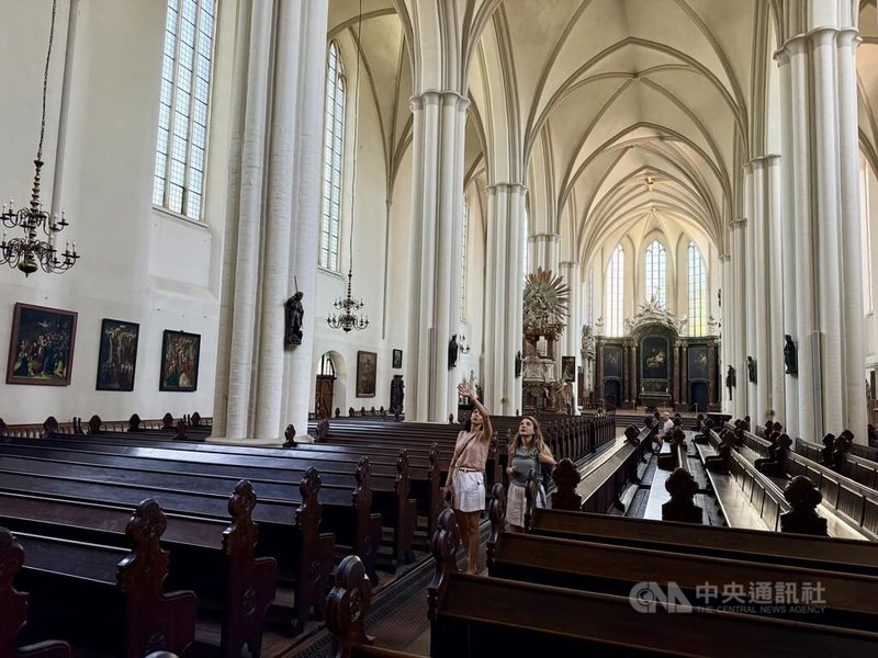 德國教堂多由石材建造，能阻絕外部高溫，且挑高空間讓熱空氣上升，因此成為絕佳避暑地點。今年柏林多座教堂加入「清涼教堂」計畫，在熱浪期間免費開放一般民眾與街友入內避暑。中央社記者林尚縈柏林攝　115年6月29日