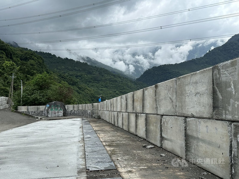 水利署第九河川分署針對萬里溪，從林田山堤防堤頭加高混凝土方塊，以及鐵公路橋左岸、鐵路橋下游護岸、山興堤防等，完成長約1500公尺強化工程，29日下午可望解除堰塞湖黃色警戒。中央社記者李先鳳攝　115年6月29日