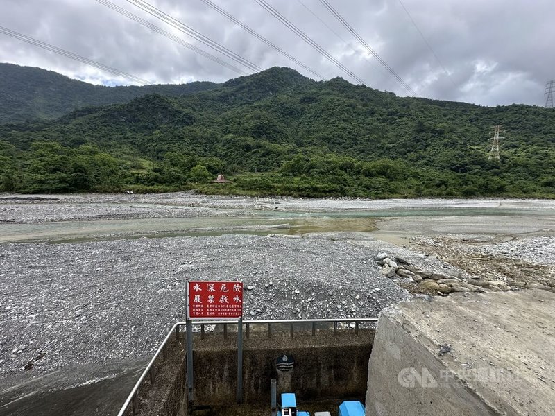 花蓮萬里溪堰塞湖黃色警戒29日下午解除，林保署花蓮分署強調，因壩頂不穩定，沒有用固定水位示警，以預估堰塞湖開始溢流前24小時發布黃色、溢流前12小時發布紅色警戒。圖為萬里溪現狀。中央社記者李先鳳攝　115年6月29日