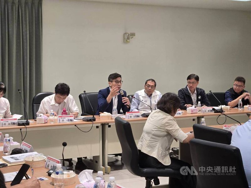 民進黨立委鍾佳濱（持麥克風者）29日率立法院經濟委員會赴屏東考察，首站現勘新園產業園區，接著前往屏東科技產業園區座談。中央社記者黃郁菁攝　115年6月29日