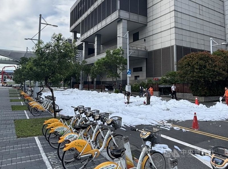 台北市消防局29日下午獲報，高鐵南港站發生機房泡沫設備不明原因放射，造成大量白色泡沫溢流至路面，隨即派員到場協助清理。（翻攝照片）中央社記者黃麗芸傳真　115年6月29日
