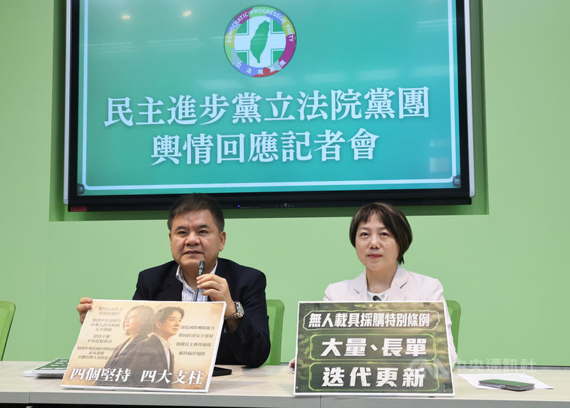 民進黨立法院黨團29日上午舉行輿情回應記者會，黨團幹事長莊瑞雄（左）、書記長范雲（右）出席，針對時事議題回答媒體提問。中央社記者趙世勳攝　115年6月29日