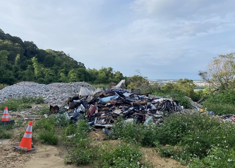 苗栗縣後龍鎮公司寮登山口民國113年遭濫倒廢棄物，檢警環專案小組調查發現，白姓回收業者與再利用機構聯手以合法掩護非法，進行非法清除及不實申報，檢方偵結。（苗栗縣政府環保局提供）中央社記者管瑞平傳真　115年6月29日