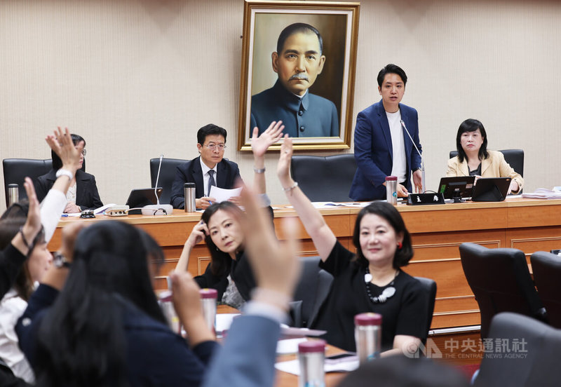 立法院教育及文化委員會29日開會審查教育部函為修正「高級中等以下學校教師解聘不續聘停聘或資遣辦法」部分條文及「公立高級中等以下學校教師成績考核辦法」第五條、第六條之一條文案；由國民黨籍召委羅廷瑋（後右2）主持會議。中央社記者趙世勳攝　115年6月29日