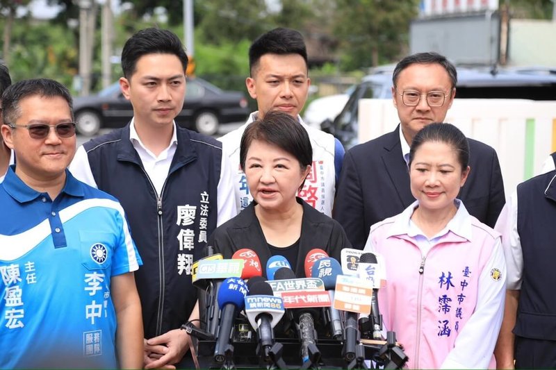 立法院會日前擋下行政院版無人機條例草案，台中市長盧秀燕（前中）29日接受媒體聯訪時表示，她支持由立法院國民黨團提出的版本，並建議金額為新台幣2400億元，可以放在一般預算當中分6年編列，每年是400億元，但詳細數字可以再調整、再協商。（台中市政府提供）中央社記者郝雪卿傳真  115年6月29日