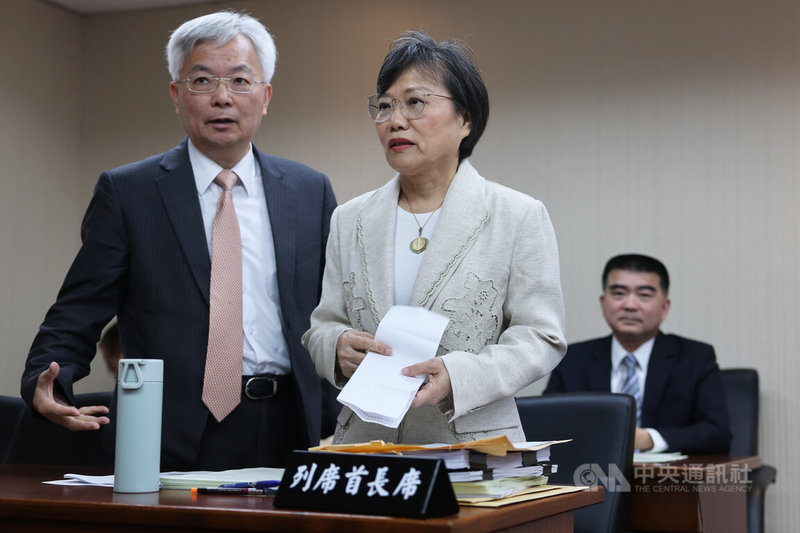 立法院內政委員會29日繼續審查115年度中央政府總預算案關於警政署及所屬單位、中央警察大學、消防署及所屬單位、移民署、空中勤務總隊部分，內政部長劉世芳（前左2）、警政署長張榮興（前左）列席，會前交換意見。中央社記者趙世勳攝　115年6月29日