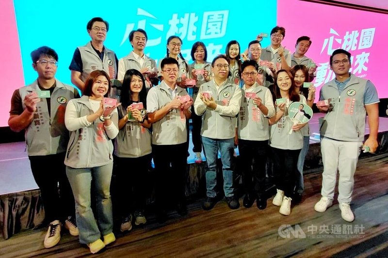 民進黨桃園市長參選人黃世杰（前排右4）29日公布競選主視覺表示，第一波政見都是從市民生活需求出發，未來將與桃園隊各區議員攜手推動市政改革。中央社記者吳睿騏桃園攝　115年6月29日