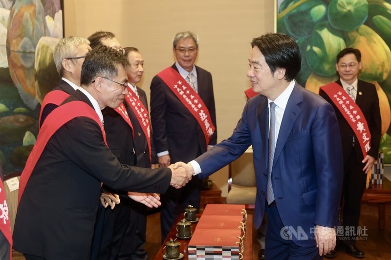 總統賴清德（前右）29日在總統府接見第50屆全國十大傑出農業專家，感謝他們的成就與貢獻，並一一握手致意。中央社記者張皓安攝　115年6月29日