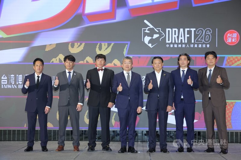 2026中華職棒新人球員選拔會29日在台中舉行，中職會長蔡其昌（中）與中信兄弟總教練平野惠一（左1）、富邦悍將總教練後藤光尊（左2）、味全龍總教練葉君璋（左3）、樂天桃猿總教練曾豪駒（右1）、統一獅總教練林岳平（右2）、台鋼雄鷹總教練洪一中（右3）一同合影。中央社記者翁睿坤攝　115年6月29日
