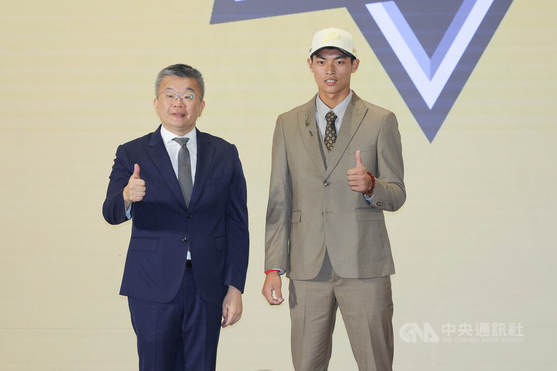 2026中華職棒新人球員選拔會29日在台中舉行，高苑工商許書誠（右）在首輪被第5順位的中信兄弟隊選中，也成為中職首名來自金門的野手。圖左為中職會長蔡其昌。中央社記者翁睿坤攝　115年6月29日