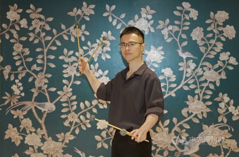 旅歐擊樂家謝孟甫（圖）帶著跨界擊樂編導作品「房間裡的大象」返台演出，以中國小說家魯迅1918年的小說「狂人日記」為發想，融合電音與肢體，將打擊樂演繹為一場直擊體制壓迫的立體敘事風暴，讓觀眾想像與思索。中央社記者徐肇昌攝 115年6月29日