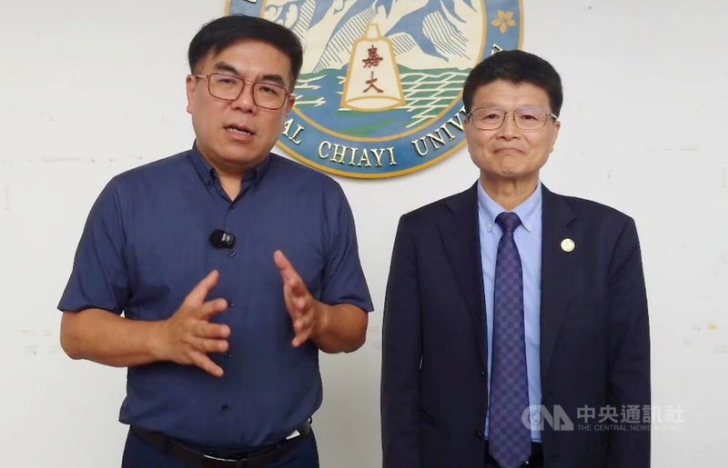 環境部首場「國土綠蔭氣候調適計畫說明會」29日在嘉義大學登場，部長彭啓明（左）說，面對極端高溫氣候，要凝聚全民共識打造國土韌性綠網，邀大家一起來種樹。圖右為嘉大校長林翰謙。中央社記者蔡智明攝　115年6月29日