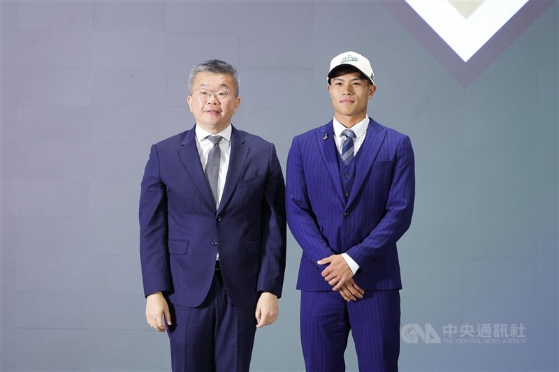 2026中華職棒新人球員選拔會29日在台中舉行，平鎮高中隊長邱文佑（右）在首輪被第3順位的台鋼雄鷹選中，成為本季選秀探花。圖左為中職會長蔡其昌。中央社記者翁睿坤攝　115年6月29日