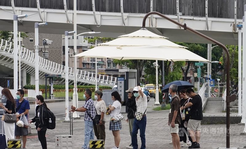 高雄入暑後天氣炎熱，經評估市府捷運局與高捷公司，在高雄輕軌C3、C24站與捷運站間的轉乘路口，試辦裝設3座手動收折遮陽傘，每座造價約在新台幣30萬元以內。中央社記者董俊志攝　115年6月29日