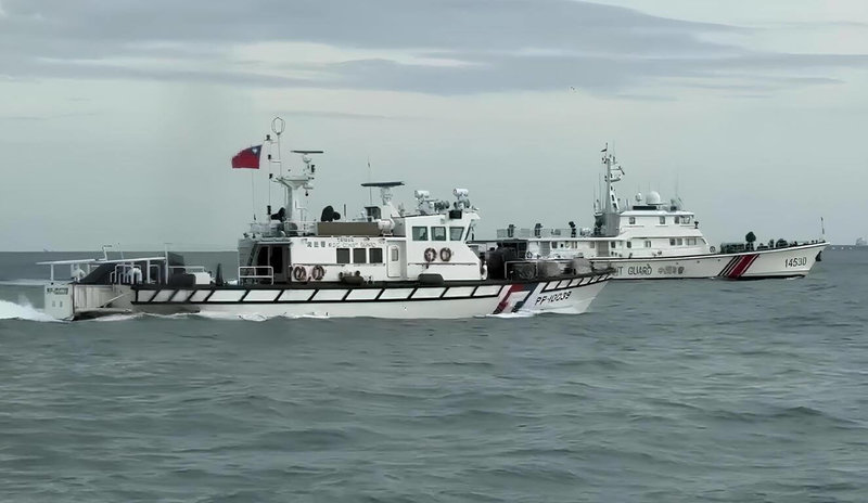 4艘中國海警船29日侵入金門限制水域，海巡艇立即採取一對一併航監控、全程蒐證，並以中、英文無線電廣播，要求其立即轉向航離，中國海警船在海巡艇驅離下，於下午5時9分許航出金門水域。（海洋委員會海巡署金馬澎分署提供）中央社記者張已亷傳真　115年6月29日
