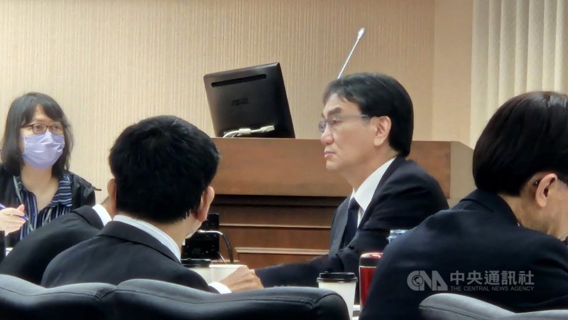 資安院日前傳出人員涉透過內部漏洞違規存取機敏資料，數發部長林宜敬（後右）29日表示，此事在管理上「也的確認為有疏失」，對此資安院長林盈達願意負起政治責任，已經請辭。中央社記者曾以寧攝　115年6月29日