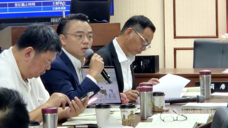 立法院交通委員會29日審查115年度數位發展部相關預算案，國民黨立委洪孟楷（中）現場秀出網頁搜尋結果，自己利用特定關鍵字上網隨便搜尋，都可以找到3、4個網站在販賣電子煙。中央社記者曾以寧攝　115年6月29日
