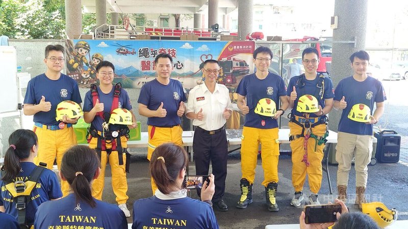 嘉義縣消防局29日舉辦「繩乎奇技醫護同心」專案，消防局長蔡建安（中）指台灣處在地震帶，要時時做好準備，面對各種緊急狀況。中央社記者蔡智明攝　115年6月29日