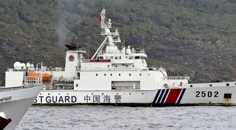 共同社報導，多艘中國海警船6月間在日本專屬經濟區進行「常態化航行」。（共同社）