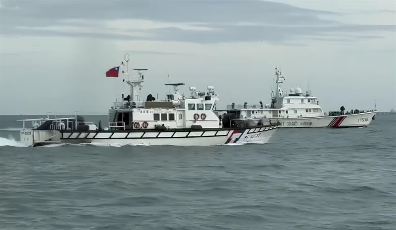 4艘中國海警船29日侵入金門限制水域，海巡艇立即採取一對一併航監控、全程蒐證，並以中、英文無線電廣播，要求其立即轉向航離，中國海警船在海巡艇驅離下，於下午5時9分許航出金門水域。（海洋委員會海巡署金馬澎分署提供）中央社記者張已亷傳真　115年6月29日