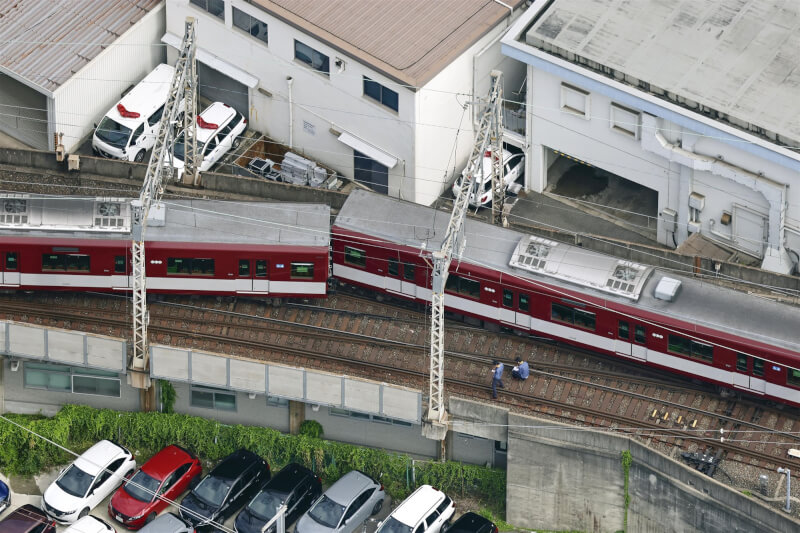日本一班電車29日在近鐵京都線的京都站內脫軌。（共同社）