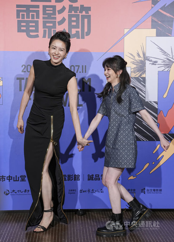 演員梁詠琪（左）、陳姸霏（右）演出改編自日本漫畫家伊藤潤二作品的真人原創影集「聰明鎮」，兩人29日手牽手出席台北電影節活動，宣傳作品。中央社記者鄭清元攝　115年6月29日