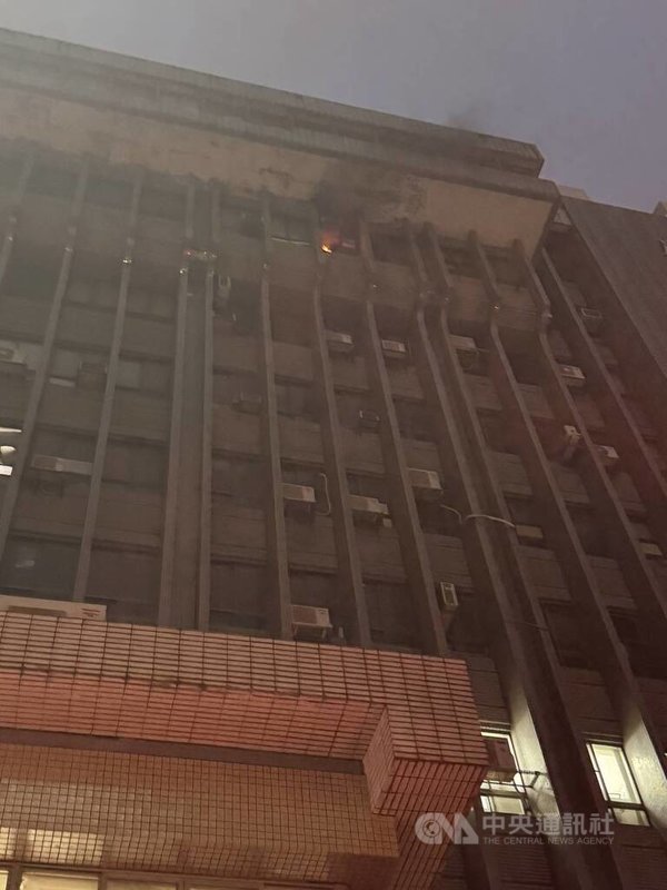 台中市消防局29日晚間獲報，中興大學一棟建築發生火警，到場發現有火煙自9樓竄出，撲滅火勢後幸無人員傷亡，初步勘查疑為辦公室冷氣起火。（翻攝照片）中央社記者蘇木春傳真　115年6月29日