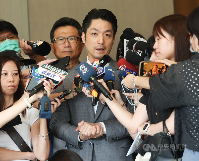 針對巨石砸穿已停業的圓山保齡球館事件，台北市長蔣萬安（前中）29日受訪表示，已封鎖附近步道，市府跨局處即刻動員到現場現勘了解成因，以確保整體安全。中央社記者謝佳璋攝  115年6月29日