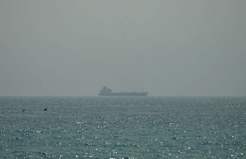 一艘油輪行駛在荷莫茲海峽附近。（路透社）