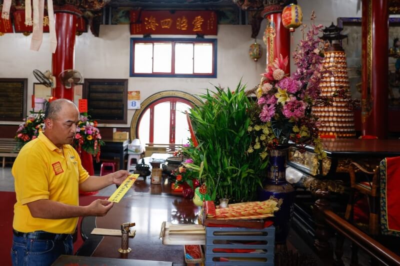 圖為葉志盛手持平安符。（路透社）