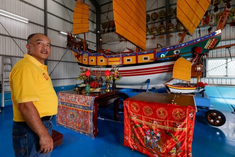 葉志盛站在廟方王船「千秋寶艦」旁表示，這艘王船就跟他的海巡艦艇一樣，都在守護台灣海峽以及保護漁民和一般民眾。（路透社）