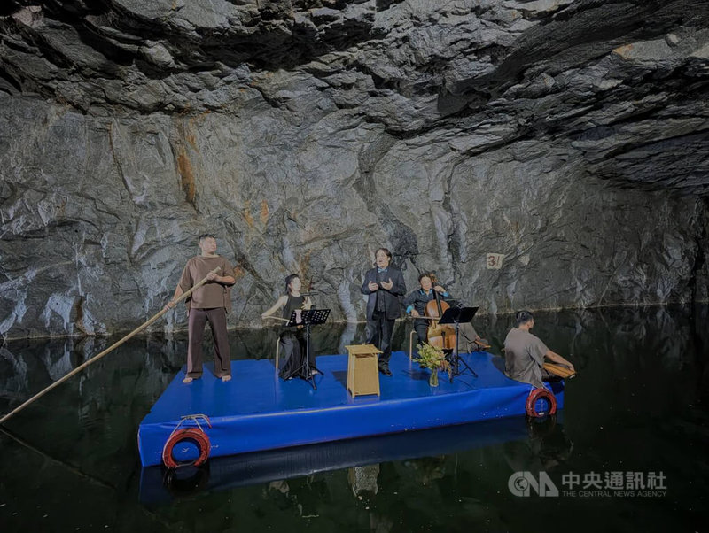 2026年金門坑道音樂節將在10月17、18日登場，金門國家公園管理處30日舉行活動記者會，邀請催生坑道音樂節的大提琴家張正傑（右2）等出席演出，並介紹此次音樂節特色。中央社記者吳玟嶸攝　115年6月30日