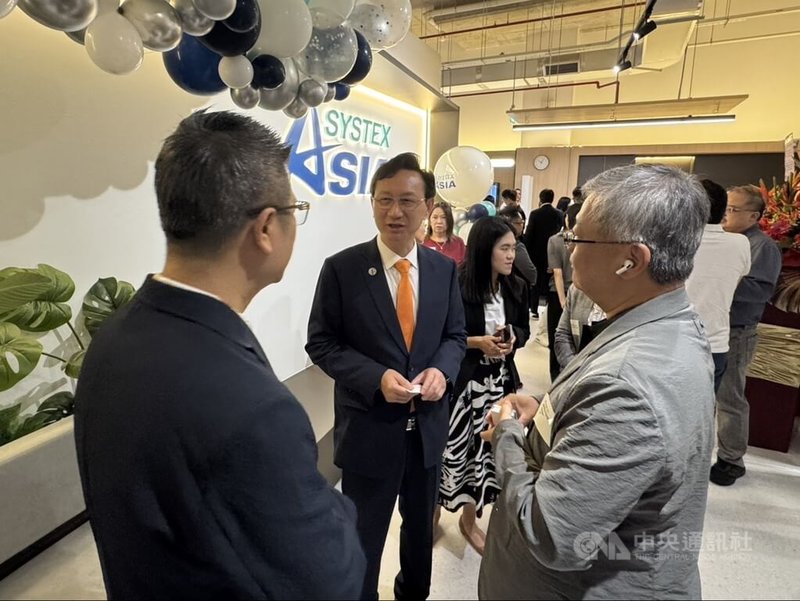 資訊服務商精誠搶攻東南亞市場版圖，於新加坡成立SYSTEX Asia東南亞營運總部，成為拓展亞洲市場的樞紐。駐新加坡代表童振源（左2）等人出席開幕。中央社記者吳昇鴻新加坡攝　115年6月30日