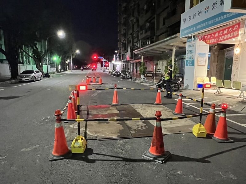 高雄市苓雅區同慶路29日晚間突然出現坑洞，市府水利局表示，初判是自來水管破損淘刷下陷，自來水公司隨即修復供水管線，並於30日凌晨約1時完成回填並覆蓋鐵板，布設交維警示設施。（高雄市水利局提供）中央社記者蔡孟妤傳真　115年6月30日