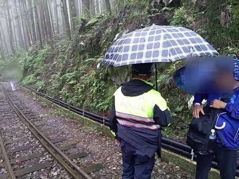 林鐵處會同嘉義縣警察局竹崎分局近日於林鐵本線約66公里740公尺處發現違法行走軌道遊客，依法開罰。（林鐵處提供）中央社記者蔡智明傳真　115年6月30日
