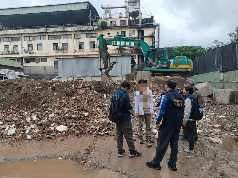 警方民國113年查獲曳引車在東勢非法倒廢棄物，進而追查到在桃園市經營環保簡易分類場的鄒姓負責人聯合車隊，運廢棄物到中南部農地、魚塭。雲林地檢署30日偵查終結，依法起訴鄒姓男子等40人。圖為查緝現場。（檢方提供）中央社記者姜宜菁傳真　115年6月30日
