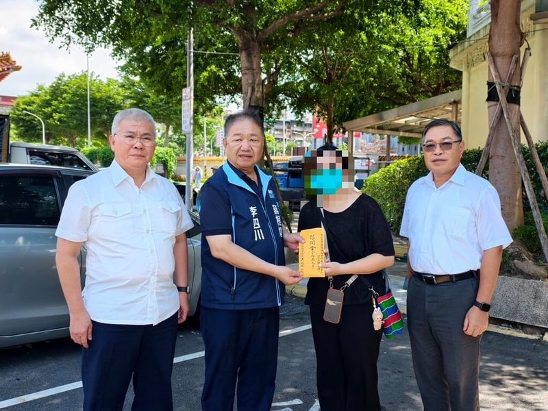 新北市警察局中和分局警員陳旻群日前驟逝，新北市議會議長蔣根煌（左2）30日前往板橋殯儀館弔唁並致贈家屬慰問金，警察局長方仰寧（左）陪同在側。（中和警分局提供）中央社記者曹亞沿傳真 115年6月30日