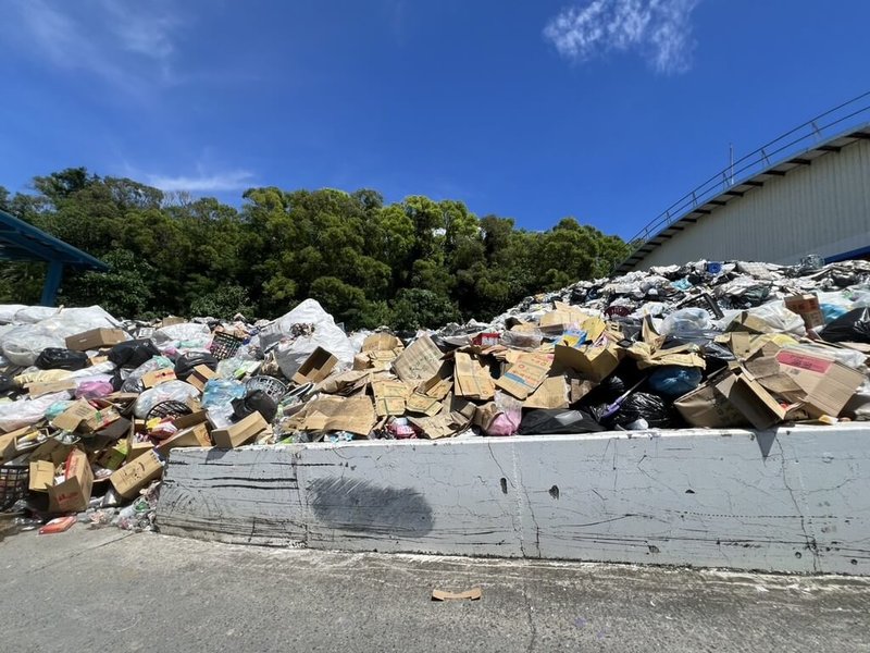 小琉球過去曾發生垃圾清運9次流標，導致島上臭氣沖天；2026年又面臨資源回收清運多次流標，30日開標又流標，已流標達15次。（民眾提供）中央社記者黃郁菁傳真　115年6月30日