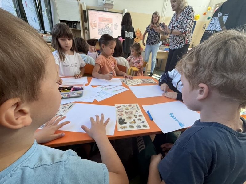 屏大師資生深入捷克小學教育現場，向當地小學生介紹台灣文化，例如彩繪燈籠、踢毽子、打尪仔標等傳統童玩體驗，搭起台捷文化交流橋梁。（屏大師資培育中心副教授林顯明提供）中央社記者劉郁葶布拉格傳真　115年6月30日